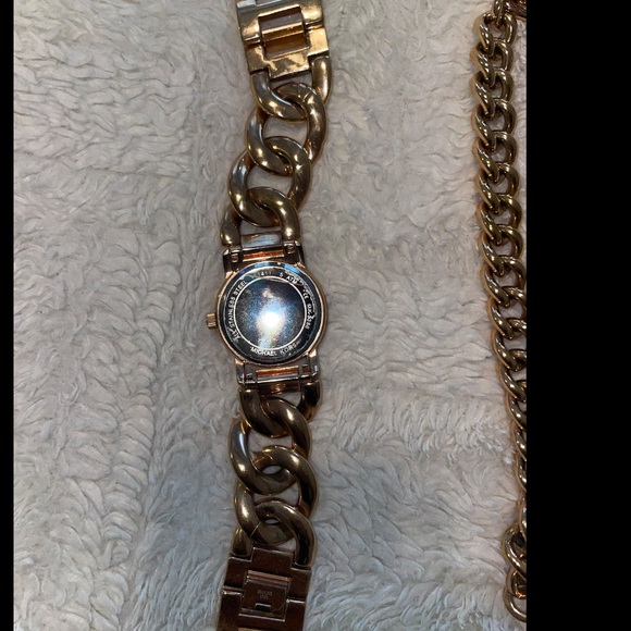 Michael Kors Twist Rose Gold watch/bracelet set. - Picture 3 of 5